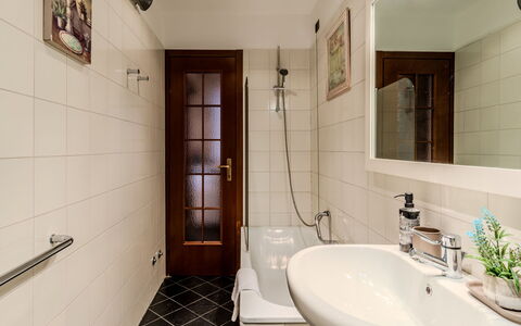 Lungolago: Salle De Bains, Luminaire Plomberie, Design Intérieur, Sol, Lavabo, Sol, Évier, Robinet, Miroir, Toilette