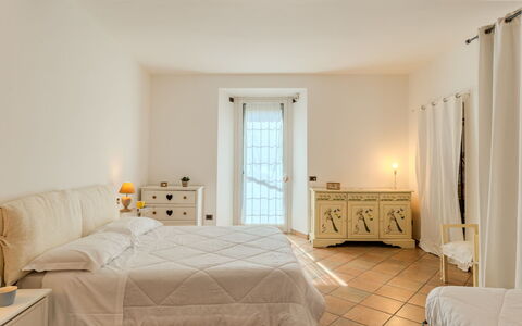 Lungolago: Design Intérieur, Meubles, Sol, Mur, Sol, Chambre, Lit, Plafond, Pièce, Éclairage