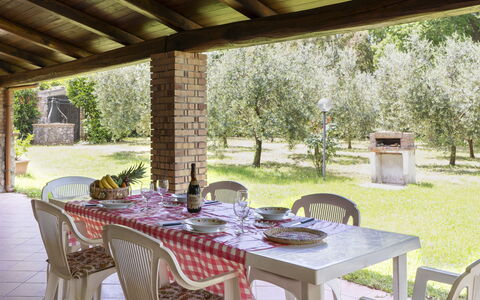 Il Casolare: Table, Meubles, Plante, Propriété, Chaise, Tableau De Plein Air, Bâtiment, Arbre, Design Intérieur, Mobilier De Jardin