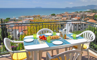 Sperlonga 180: Ciel, Table, Bâtiment, Meubles, Propriété, Jour, Plante, Chaise, Tableau De Plein Air, Nuage