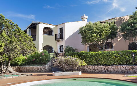 Porto Cervo 624: L'Eau, Ciel, Plante, Piscine, Arbre, Arecales, Ombre, Design Urbain, Loisir, Herbe
