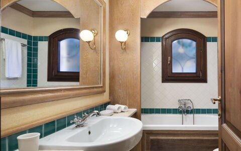 Porto Cervo 624: Salle De Bains, Luminaire Plomberie, Lavabo, Évier, Design Intérieur, Robinet, Miroir, Sol, Plomberie, Sol