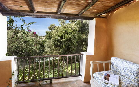 Porto Cervo 624: Meubles, Chaise, Plafond, Ombre, Balcon, Tache De Bois, Plante D'Appartement, Table Cuisine Et Salle A Manger, Mobilier De Jardin, Salon