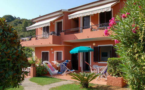 Capoliveri 280: Bâtiment, Plante, Fenêtre, Propriété, Ciel, Maison, Arbre, Porte, Chalet, Zone Résidentielle