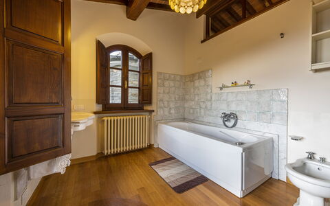 Villa Montignoso: Baignoire, Propriété, Luminaire Plomberie, Fenêtre, Bois, Salle De Bains, Cadre, Robinet, Design Intérieur