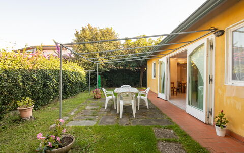 Villa Isola: Plante, Ciel, Meubles, Fenêtre, Pot De Fleur, Bâtiment, Fleur, Chaise, Plante D'Appartement, Herbe