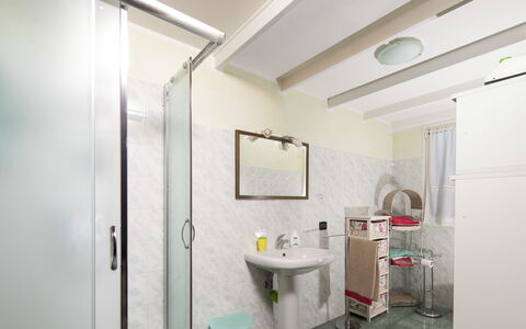 Villa Isola: Miroir, Robinet, Évier, Luminaire Plomberie, Propriété, Lavabo, Bâtiment, Salle De Bains, Éclairage, Design Intérieur