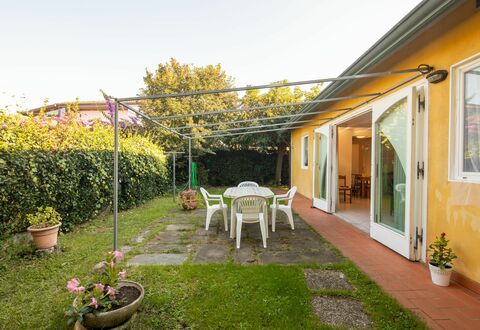 Villa Isola: Plante, Ciel, Meubles, Fenêtre, Pot De Fleur, Bâtiment, Fleur, Chaise, Plante D'Appartement, Herbe