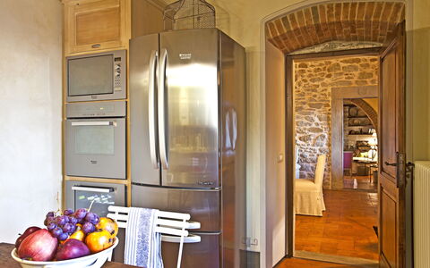 Villa Adelfa: Meubles, Aliments, Vaisselle, Bâtiment, Cabinetry, Table, Porte, Bois, Éclairage, Design Intérieur