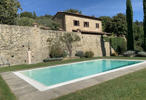 Villa Adelfa: L'Eau, Ciel, Bâtiment, Plante, Bleu Azur, Piscine, Fenêtre, Rectangle, Arbre, Lot Terre