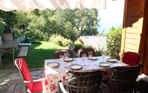 L'Aïeul: Table, Meubles, Propriété, Plante, Chaise, Tableau De Plein Air, Bâtiment, Nappe De Table, Ombre, Mobilier De Jardin
