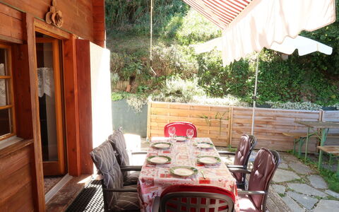 L'Aïeul: Table, Propriété, Meubles, Chaise, Plante, Design Intérieur, Mobilier De Jardin, Bois, Tableau De Plein Air, Ombre