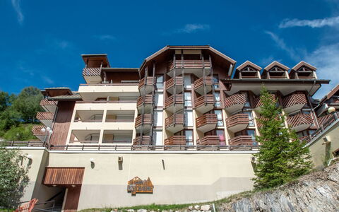 La Grande Chaume: Ciel, Nuage, Bâtiment, Fenêtre, Plante, Design Urbain, Arbre, Condominium, Façade, Bois
