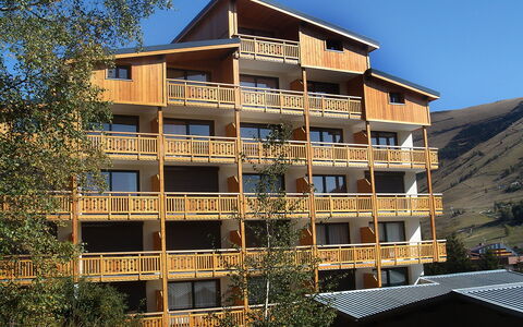 Le Super Venosc: Bâtiment, Ciel, Jour, Propriété, Fenêtre, Architecture, Design Urbain, Bois, Condominium, Arbre