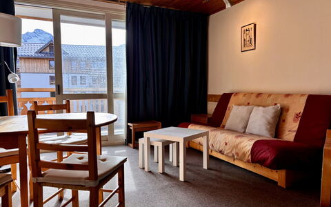 Le Super Venosc: Bois, Meubles, Plafond, Design Intérieur, Sol, Sol, Pièce, Tache De Bois, Dur, Chaise