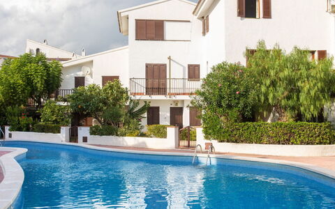 Blanca Mediterranea: L'Eau, Bâtiment, Propriété, Plante, Fenêtre, Nuage, Bleu Azur, Ciel, Piscine, Arbre