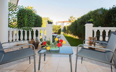 Villa Zefir: Fleur, Ciel, Meubles, Propriété, Plante, Canapé, Bâtiment, Pot De Fleur, Mobilier De Jardin, Ombre