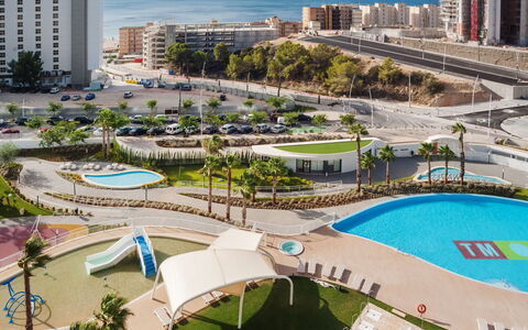 Sunset Waves: Plante, L'Eau, Bâtiment, Propriété, Bleu Azur, Arbre, Piscine, Ombre, Fenêtre, Design Urbain