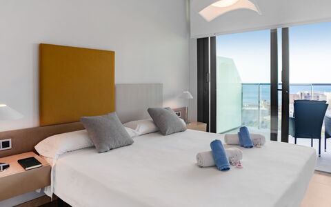 Sunset Waves: Meubles, Bâtiment, Propriété, Confort, Textile, Bois, Table, Oreiller, Design Intérieur, Chaise