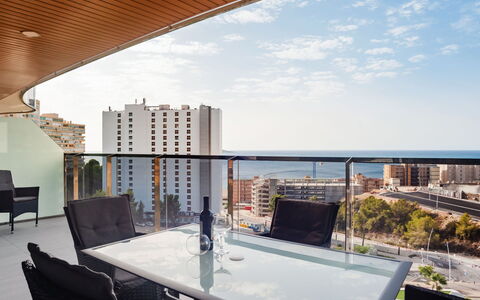 Sunset Waves: Table, Bâtiment, Ciel, Meubles, Nuage, Propriété, L'Eau, Chaise, Design Intérieur, Fenêtre