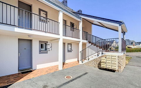 Belle Vue Mer et Piscine: Façade, Zone Résidentielle, Domicile, Porte, Composite, Balcon, Béton, Pente, Ombre, Balustrade
