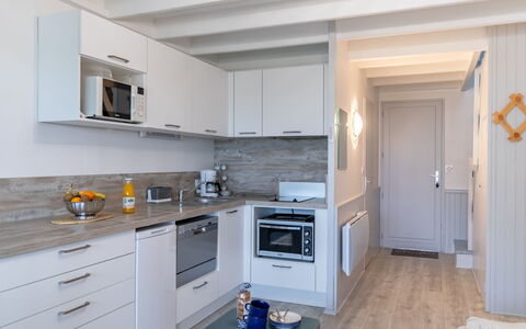 Belle Vue Mer et Piscine: Cabinetry, Comptoir, Propriété, Bâtiment, Meubles, Appareil De Cuisine, Cuisinière, Cuisine, Tiroir, Bois
