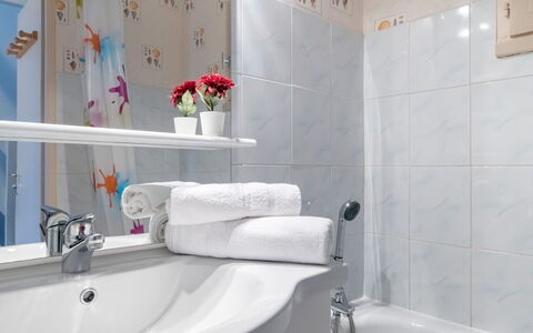 Belle Vue Mer et Piscine: Robinet, Baignoire, Luminaire Plomberie, Propriété, Blanc, Évier, Miroir, Salle De Bains, Bleu Azur, Violet