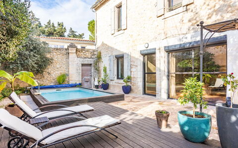 Le Mas Provençal: Plante, Bâtiment, Meubles, Propriété, Fenêtre, Ciel, Pot De Fleur, Plante D'Appartement, Bleu Azur, Bleu