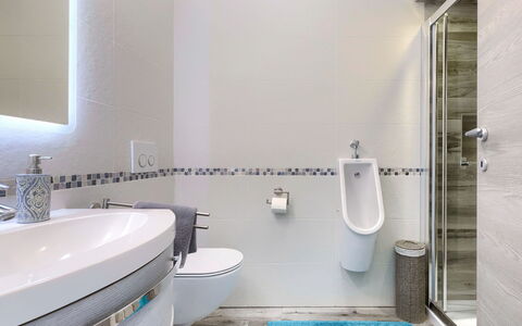 Villa Amaii: Propriété, Luminaire Plomberie, Robinet, Salle De Bains, Violet, Bleu, Lavabo, Bâtiment, Design Intérieur, Sol