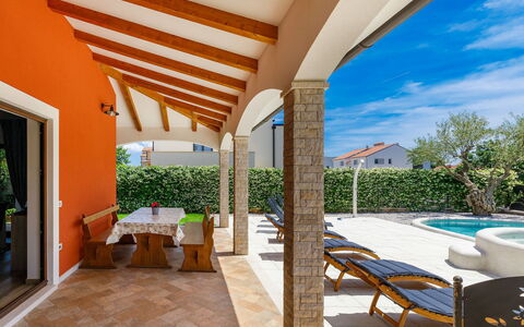 Villa Amaii: Propriété, Meubles, Ciel, Plante, Table, Ombre, Bleu Azur, Bleu, Mobilier De Jardin, Architecture