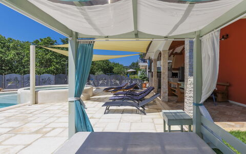 Villa Amaii: Plante, Ombre, Mobilier De Jardin, Design Intérieur, Piscine, Architecture, Balancelle, Loisir, Chaise, Immobilier