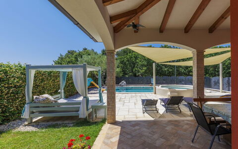 Villa Amaii: Plante, Propriété, Meubles, Chaise, Ombre, Mobilier De Jardin, Piscine, Pot De Fleur, Fleur, Chalet