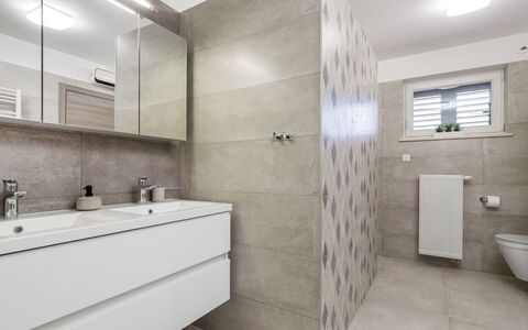 Matea: Miroir, Luminaire Plomberie, Robinet, Évier, Bâtiment, Salle De Bains, Armoire De Toilette, Design Intérieur, Sol