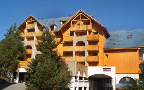 Chalets du Soleil: Ciel, Bâtiment, Plante, Fenêtre, Arbre, Maison, Quartier, Zone Résidentielle, Condominium, Chalet
