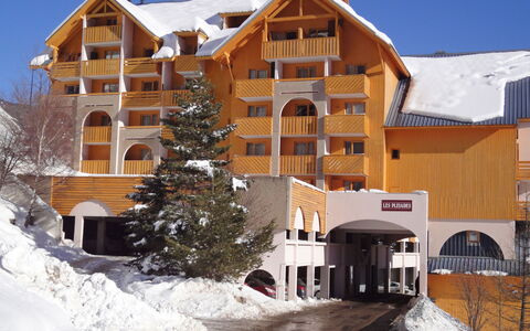 Chalets du Soleil: Neige, Bâtiment, Fenêtre, Propriété, Ciel, Maison, Pente, Arbre, Chalet, Quartier