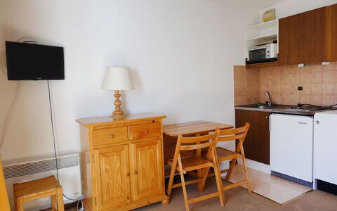 Chalets du Soleil: Pièce, Meubles, Propriété, Sol, Bâtiment, Maison, Design Intérieur, Cabinetry, Dur, Cuisine