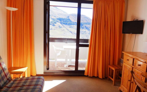 Chalets du Soleil: Rideau, Pièce, Traitement De Fenetre, Design Intérieur, Meubles, Propriété, Couvre-Fenêtres, Lit, Chambre, Textile