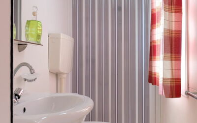 Happy Easy 41.1: Luminaire Plomberie, Propriété, Rideau De Douche, Salle De Bains, Évier, Violet, Robinet, Éclairage, Design Intérieur