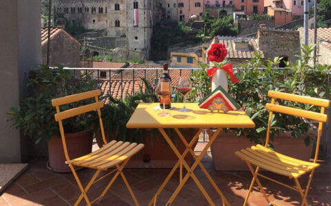 Appartamento Valle Verde: Plante, Meubles, Table, Bâtiment, Propriété, Tableau De Plein Air, Mobilier De Jardin, Fenêtre, Bois, Design Urbain