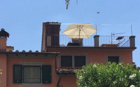 Appartamento Valle Verde: Ciel, Propriété, Fenêtre, Plante, Bâtiment, Bleu Azur, Maison, Immobilier, Teintes Et Ombres, Façade