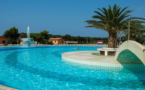 Happy Comfort: L'Eau, Ciel, Bleu, Piscine, Arbre, Loisir, Arecales, Aqua, Mobilier De Jardin, Bâtiment