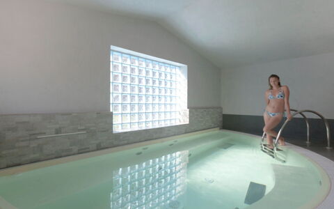 Happy Comfort: L'Eau, Piscine, Fenêtre, Sol, Sol, Bâtiment, Loisir, Des Loisirs, Ombre, Composite