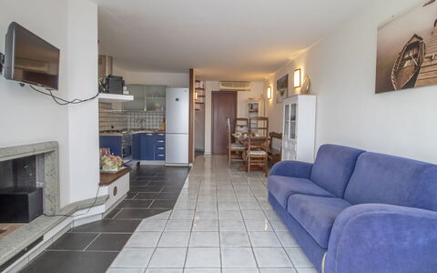 Fisherman Cove: Cadre, Canapé, Propriété, Table, Meubles, Bâtiment, Confort, Design Intérieur, Éclairage, Canapé-Lit