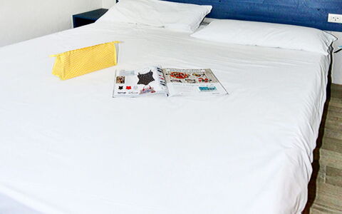 Carovigno 680: Meubles, Cadre De Lit, Rectangle, Bois, Sol, Sol, Lit, Dur, Cabinetry, Chambre