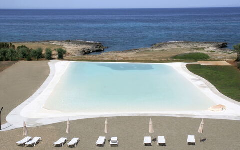 Carovigno 680: L'Eau, Ciel, Propriété, Bleu Azur, Mobilier De Jardin, Piscine, Plage, Plan D'Eau, Ombre, Cotiers Et Relief Océaniques