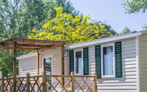 Happy Easy: Ciel, Fenêtre, Arbre, Bâtiment, Bois, Chalet, Ombre, Maison, Porte, Zone Résidentielle