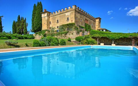 Villa Paneretta: L'Eau, Ciel, Plante, Propriété, Bâtiment, Bleu, Piscine, La Nature, Bleu Azur, Nuage