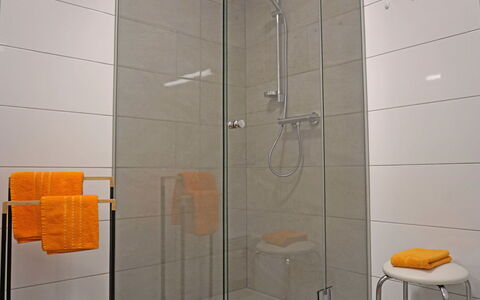 Apart Annabell: Douche, Tete De Douche, Salle De Bains, Bâtiment, Design Intérieur, Sol, Sol, Mur, Composite