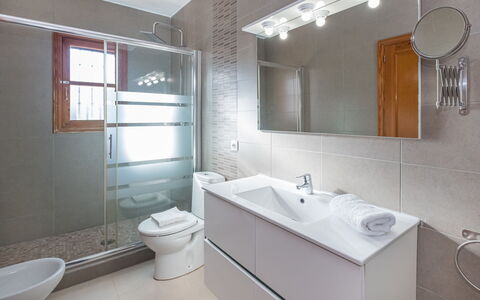 Dofins Bahia Azul: Miroir, Robinet, Évier, Luminaire Plomberie, Propriété, Lavabo, Blanc, Salle De Bains, Bâtiment