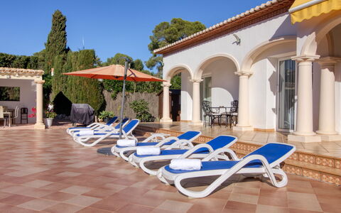 Villa Mamounia 2: Ciel, Plante, Bâtiment, Bleu Azur, Ombre, Arbre, Mobilier De Jardin, Chaise, Piscine, Loisir